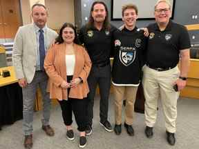 Le commissaire de l'OJHL Marty Savoy, le directeur général des Tigers Sierra Costa, le propriétaire des Tigers Jim Thomson, le capitaine des Tigers Connor Van Weelie et l'entraîneur-chef des Tigers Greg Johnston.