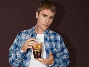 Le café infusé à froid à la vanille française, appelé Biebs Brew, est le deuxième produit que Tim Hortons a développé en collaboration avec Justin Bieber.