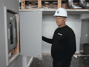 Mike Holmes recommande si vous rénovez une maison plus ancienne et avez l'intention de rester dans votre maison, vous devrez certainement mettre à niveau votre panneau électrique et faire effectuer le travail par un LEC (entreprise de sous-traitance électrique agréée).  De Holmes Family Rescue, saison 1.