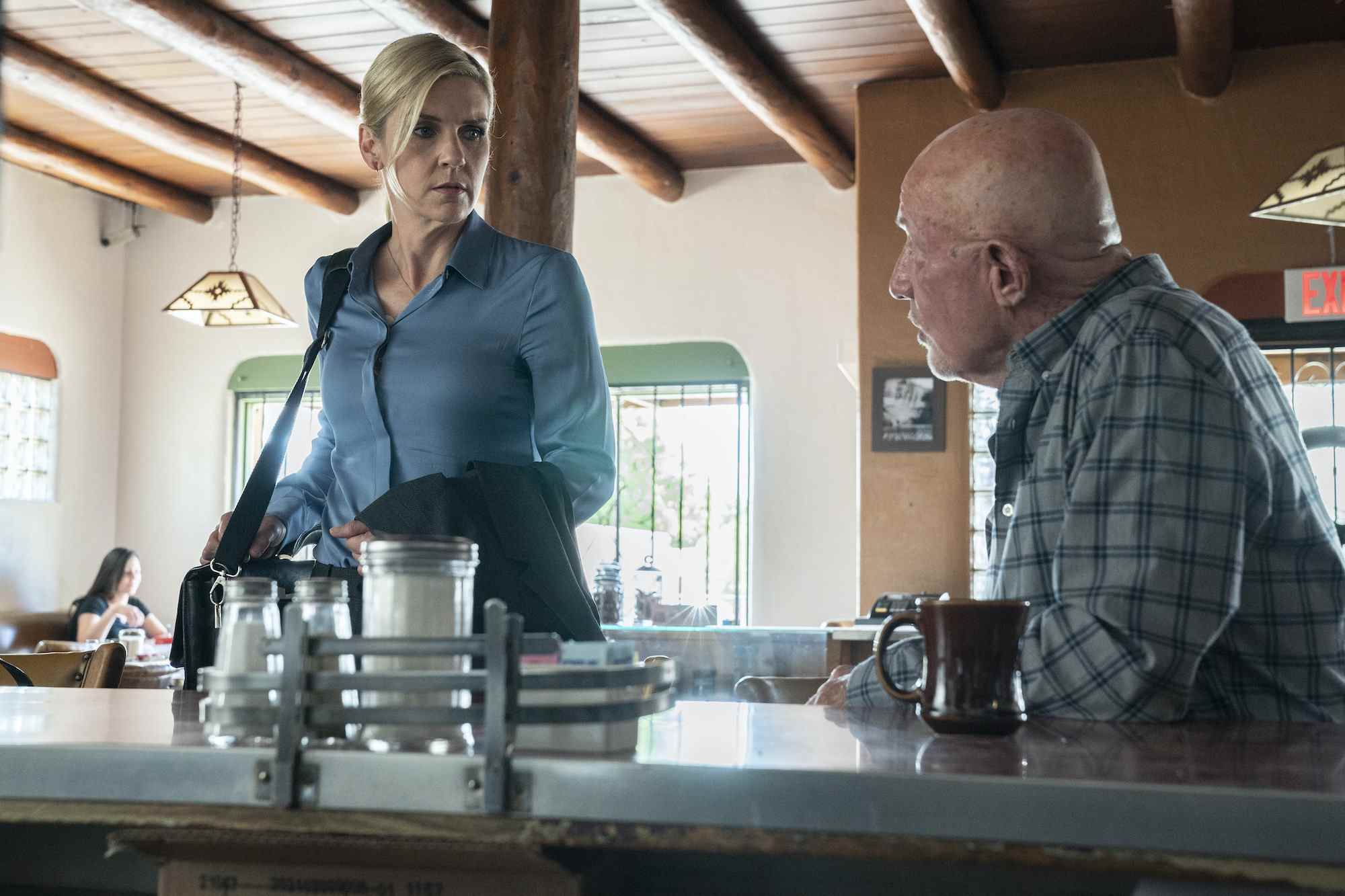 Rhea Seehorn comme Kim Wexler, Jonathan Banks comme Mike Ehrmantraut - Tu ferais mieux d'appeler Saul _ Saison 6, épisode 4 - Crédit photo : Greg Lewis/AMC/Sony Pictures Television