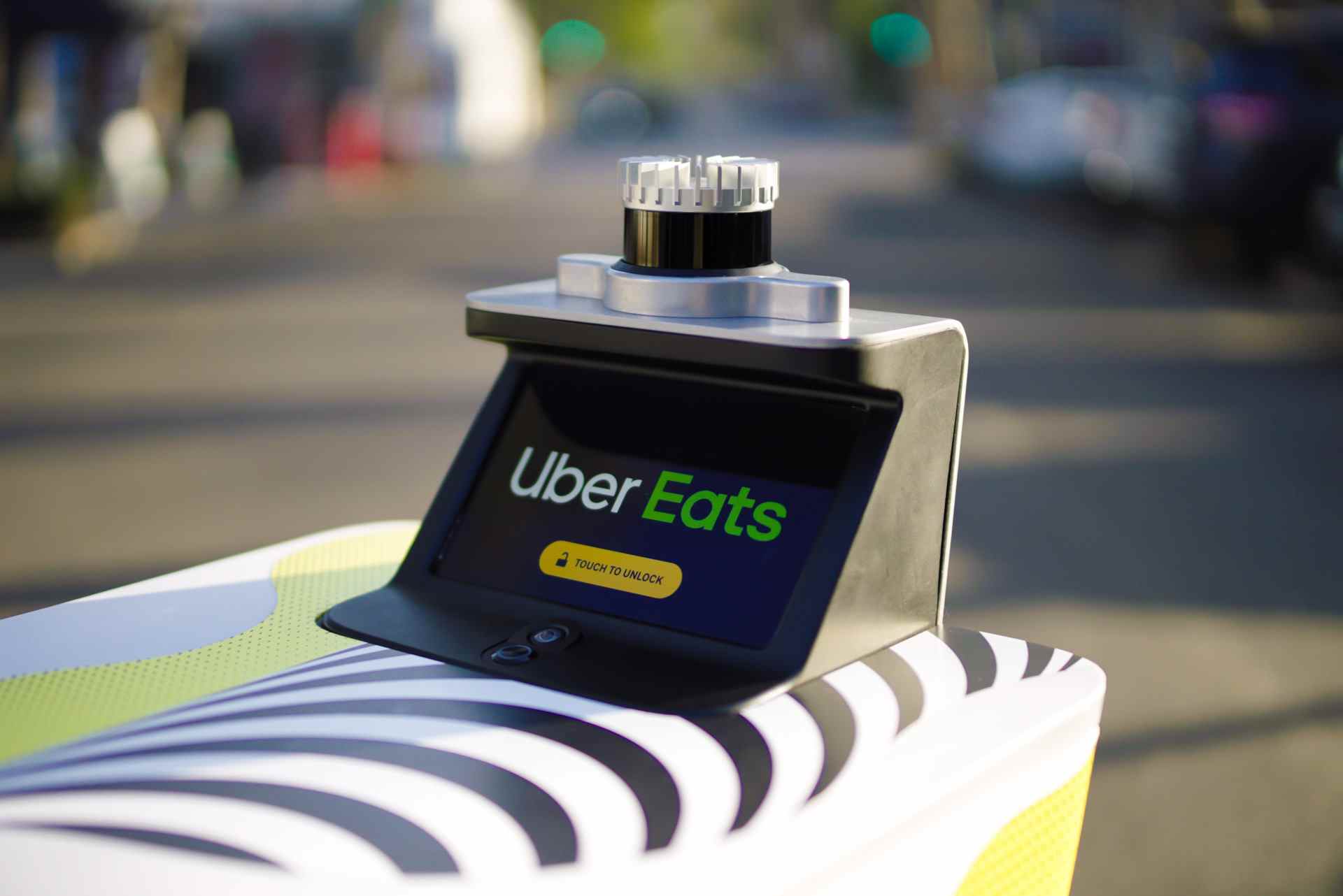 robot de service avec la marque uber mange