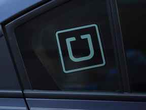 Le logo Uber est visible sur une voiture.