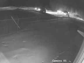 Une image d'une caméra de sécurité montrant l'altercation du 27 mars 2020 sur une route rurale à l'extérieur de Glendon, en Alberta, qui a entraîné la mort par balle de Jacob Sansom, 39 ans, et de son oncle Maurice Cardinal.  Roger Bilodeau et son fils Anthony Bilodeau sont jugés pour meurtre au deuxième degré dans leur mort.