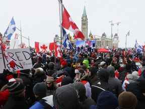 Les manifestants se rassemblent près de la colline du Parlement d'Ottawa, le 12 février 2022. REUTERS/Lars Hagberg