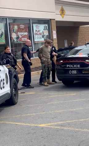 Un homme est arrêté à la suite d'une fusillade de masse dans le parking du supermarché TOPS, dans une image fixe d'une vidéo sur les réseaux sociaux à Buffalo, NY, le 14 mai 2022.