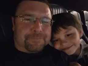 Daniel Winston Robinson, vu avec son fils, est décédé le 30 août 2021, après une "altercation" au centre de détention provisoire d'Edmonton.  La police a jugé la mort non criminelle, mais la famille de Robinson continue de faire pression pour obtenir des réponses.