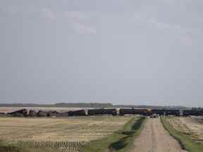 Des équipes interviennent lors d'un déraillement de train le 26 mai 2022 près d'Edgeley, en Saskatchewan.