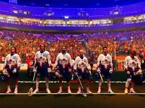 Des membres de l'équipe de crosse de Toronto Rock se joignent aux spectateurs du KeyBank Centre pour un moment de silence le 15 mai 2022, en souvenir de ceux qui ont été tués lors d'une fusillade de masse à Buffalo la veille.