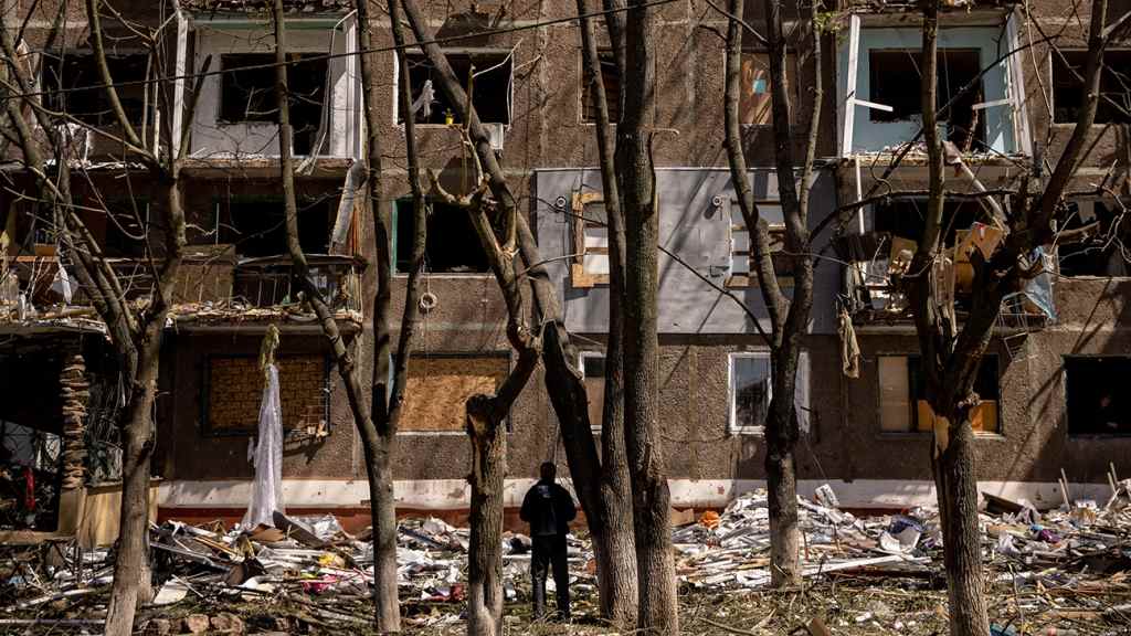 Un journaliste français mortellement touché par des éclats d'obus alors qu'il couvrait l'opération d'évacuation ukrainienne
