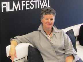 Helen du Toit est la directrice exécutive et artistique du Blue Mountain Film Festival.