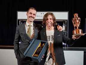 James Grant, à gauche, lauréat Diageo World Class Canada et Global Bartender of the Year 2021 félicite Massimo Zitti pour avoir remporté le titre de Diageo World Class Bartender of the Year 2022 hier soir à Montréal.