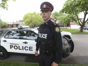 Service de police de Toronto Insp.  Paul Krawczyk parle avec des journalistes d'une invasion de domicile qui s'est produite à Fort York Blvd.  et Spadina Ave. Un SUV Lamborghini a été volé.  Une personne a ensuite été arrêtée à Islington Ave. et Summitcrest Dr. à Etobicoke le jeudi 19 mai 2022.