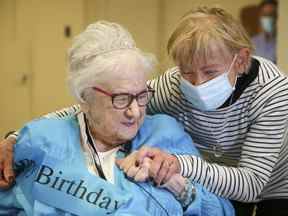 Gerda Cole, 98 ans, rencontre sa fille Sonya Grist, 80 ans, pour la première fois le samedi 7 mai 2022.