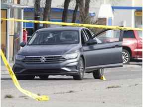 Le conducteur de ce véhicule a pris la fuite et a été retrouvé blessé par balle.  La police a déclaré que la voiture était poursuivie par une camionnette également impliquée dans l'accident survenu sur la 17e avenue et la 36e rue SE tard mardi soir.