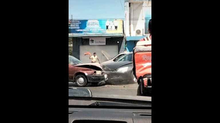 Une fourgonnette en feu n’est que la scène d’ouverture d’un accident de voiture chaotique au Mexique