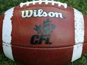 Logo de la LCF sur un ballon officiel de la ligue canadienne de la LCF pendant l'échauffement avant le match de la LCF des Roughriders de la Saskatchewan contre les Argonauts de Toronto le 11 juillet 2013 au Centre Rogers à Toronto, Ontario, Canada.