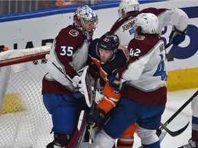 Le capitaine des Oilers d'Edmonton Connor McDavid (97 ans) est pris en sandwich par Josh Manson (42 ans) de l'Avalanche du Colorado et le gardien de but Darcy Kuemper (35 ans) à Rogers Place à Edmonton le 22 avril 2022.