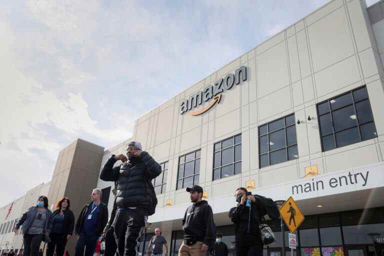 Une travailleuse enceinte et militante syndicale dit qu’Amazon l’a obligée à ramasser les ordures seule