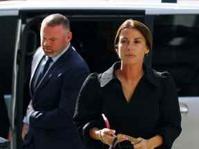 Coleen Rooney arrive avec son mari, Wayne Rooney, directeur du comté de Derby, à la Royal Courts of Justice, à Londres, le 17 mai 2022.