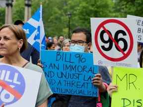 Les opposants anglophones au projet de loi 96 sur la langue française du Québec manifestent au centre-ville de Montréal le 26 mai.