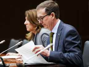 Le gouverneur de la Banque du Canada, Tiff Macklem, et la première sous-gouverneure Carolyn Rogers comparaissent devant le Comité permanent des finances de la Chambre des communes, à Ottawa, le lundi 25 avril 2022. LA PRESSE CANADIENNE/Sean Kilpatrick ORG XMIT : SKP108_2022042515