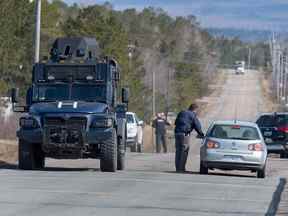 La police bloque l'autoroute à Debert, en Nouvelle-Écosse, le dimanche 19 avril 2020.