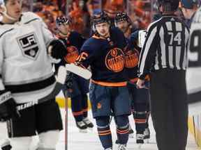 Kailer Yamamoto (56 ans) des Oilers d'Edmonton célèbre un but avec ses coéquipiers sur le gardien de but des Kings de Los Angeles Jonathan Quick (32 ans) lors de la deuxième période des séries éliminatoires de la LNH à Rogers Place à Edmonton, le lundi 2 mai 2022. Photo de Ian Kucerak