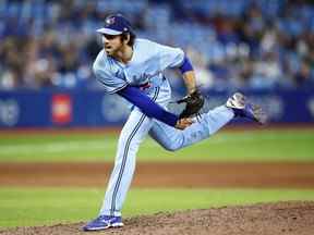 Jordan Romano des Blue Jays de Toronto lance un lancer en neuvième manche lors d'un match de la MLB contre les Astros de Houston au Rogers Center le 1er mai 2022 à Toronto, Ontario, Canada.