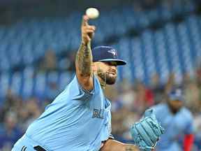 Le lanceur partant des Blue Jays Alek Manoah livre lors de la première manche contre les Oakland Athletics au Rogers Center le dimanche 17 avril 2022.