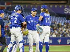 Le lanceur partant des Blue Jays de Toronto Yusei Kikuchi (16 ans) est visité au monticule lors de la deuxième manche de l'action de baseball de la MLB contre les Astros de Houston à Toronto le vendredi 29 avril 2022.