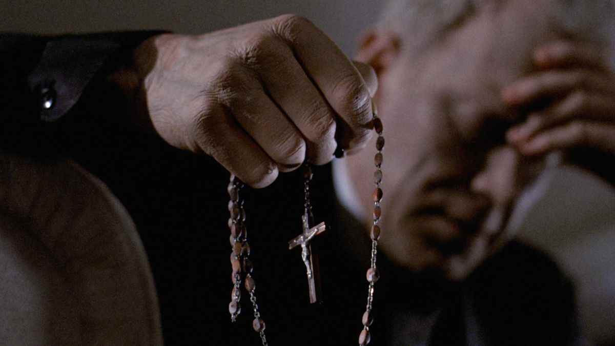 Max Van Sydow tient une croix dans une main et sa tête dans l'autre dans L'Exorciste.