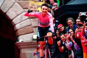 Le coureur australien Jai Hindley, vainqueur de la course, Team Bora, entre dans l'arène de Vérone après avoir participé à la 21e et dernière étape, pour remporter la course cycliste Giro dItalia 2022, contre-la-montre individuel de 17,4 km à Vérone le 29 mai 2022. (Photo de Luca Bettini / AFP)