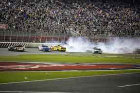 Le pilote de la NASCAR Cup Series Denny Hamlin (11 ans) échappe à une épave majeure dans le tronçon avant vers la fin du Coca-Cola 600 au Charlotte Motor Speedway.  Jim Dedmon - USA TODAY Sports