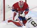 Carey Price des Canadiens de Montréal effectue un arrêt sur Ben Chiarot des Panthers de la Floride en deuxième période au Centre Bell de Montréal le 29 avril 2022. 