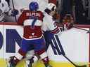 Louie Belpedio du Rocket de Laval met en échec Jack Quinn des Americans de Rochester lors de la deuxième période du match 2 contre les Americans de Rochester à la Place Bell le 23 mai 2022.