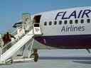 Un Boeing 737-400 de Flair Airlines à l'aéroport international d'Edmonton.