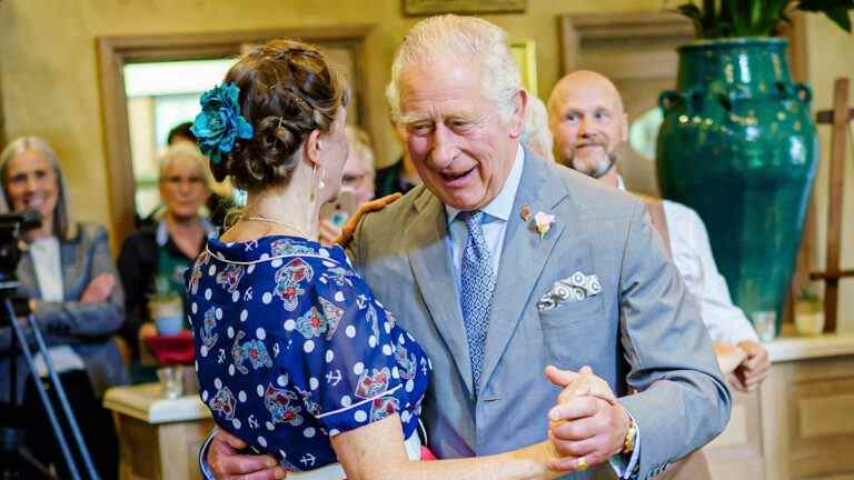 Charles se lance dans le jubilé de la reine avec Jools Holland au thé dansant de Highgrove