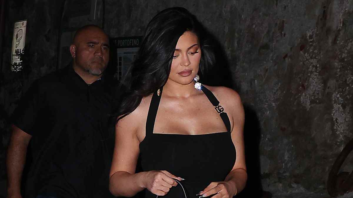 Kylie Jenner canalise Spider-Man dans un body transparent à l'appui de sa ligne de cosmétiques, et oui, il y a un masque impliqué
