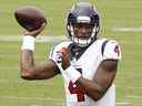 Le quart-arrière Deshaun Watson des Houston Texans passe contre les Titans du Tennessee au Nissan Stadium le 18 octobre 2020 à Nashville, Tennessee. 