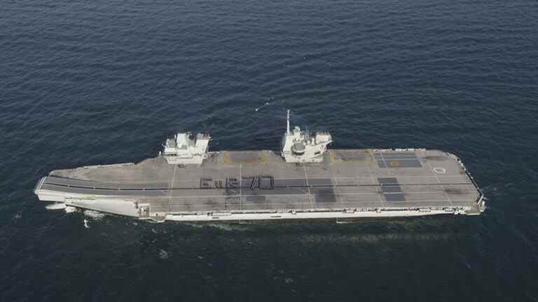 Les marins de la Royal Navy épellent le message du jubilé à la reine sur le pont d’envol du porte-avions