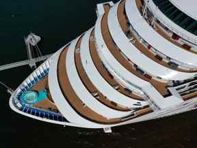 Un bateau de croisière Carnival amarré en Californie.