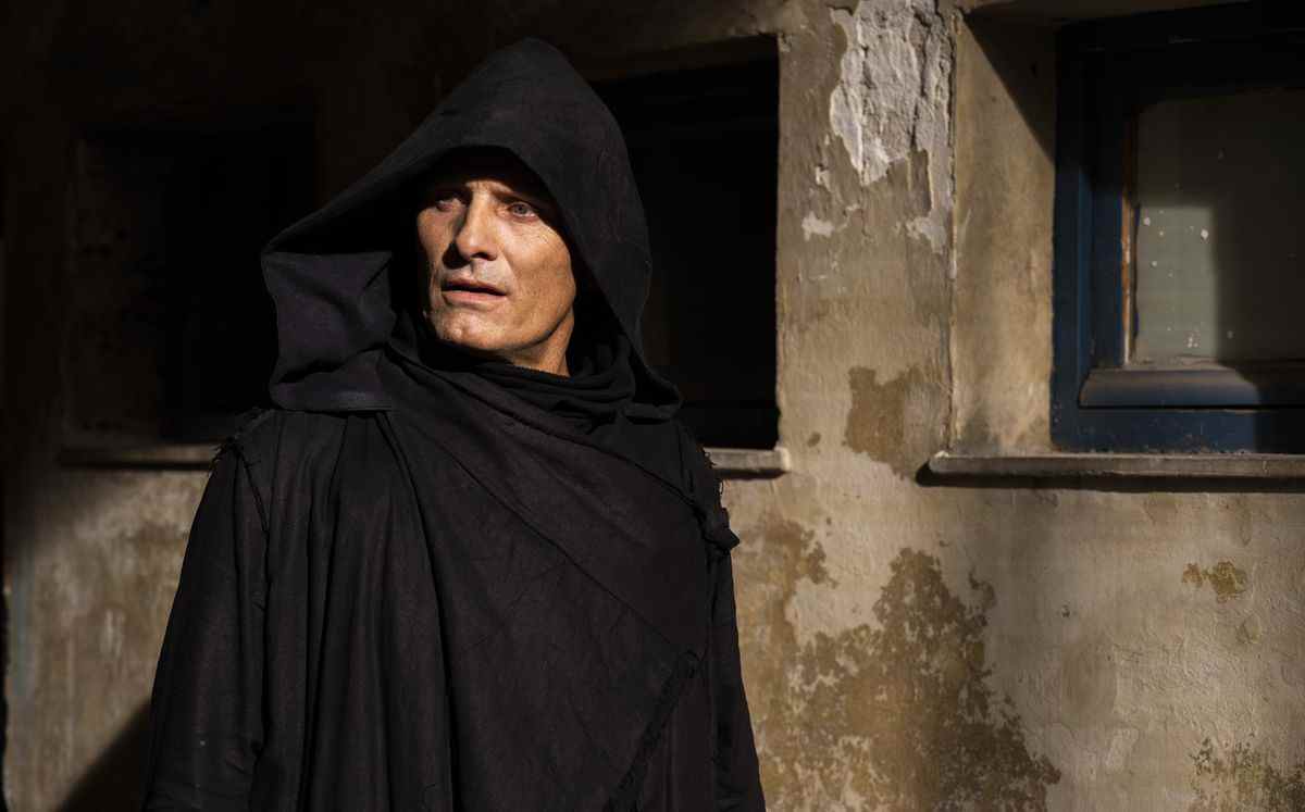 Sérieusement, Viggo Mortensen plus ou moins en cosplay d'Assassin's Creed dans Crimes of the Future