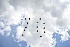 Des avions de chasse de la RAF britannique (Royal Air Force) volent en formation pour former le nombre '70' lors d'un défilé aérien spécial depuis le balcon du palais de Buckingham après le défilé de l'anniversaire de la reine, le Trooping the Colour, dans le cadre des célébrations du jubilé de platine de la reine Elizabeth II, en Londres le 2 juin 2022. (Photo de BEN STANSALL/AFP via Getty Images)