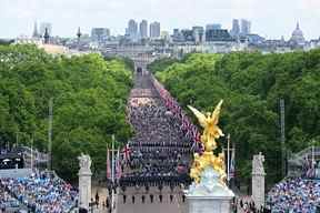 Des membres du public remplissent le centre commercial avant un survol au-dessus du palais de Buckingham lors de Trooping The Colour le 2 juin 2022 à Londres.  (Photo de Paul Ellis – Piscine WPA/Getty Images)