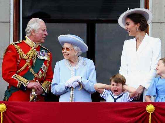 Des milliers de personnes saluent la reine Elizabeth alors que les célébrations du jubilé de platine commencent