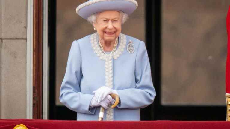 L’armée donne à Queen une canne de marche artisanale avec une gravure unique pour le Jubilé