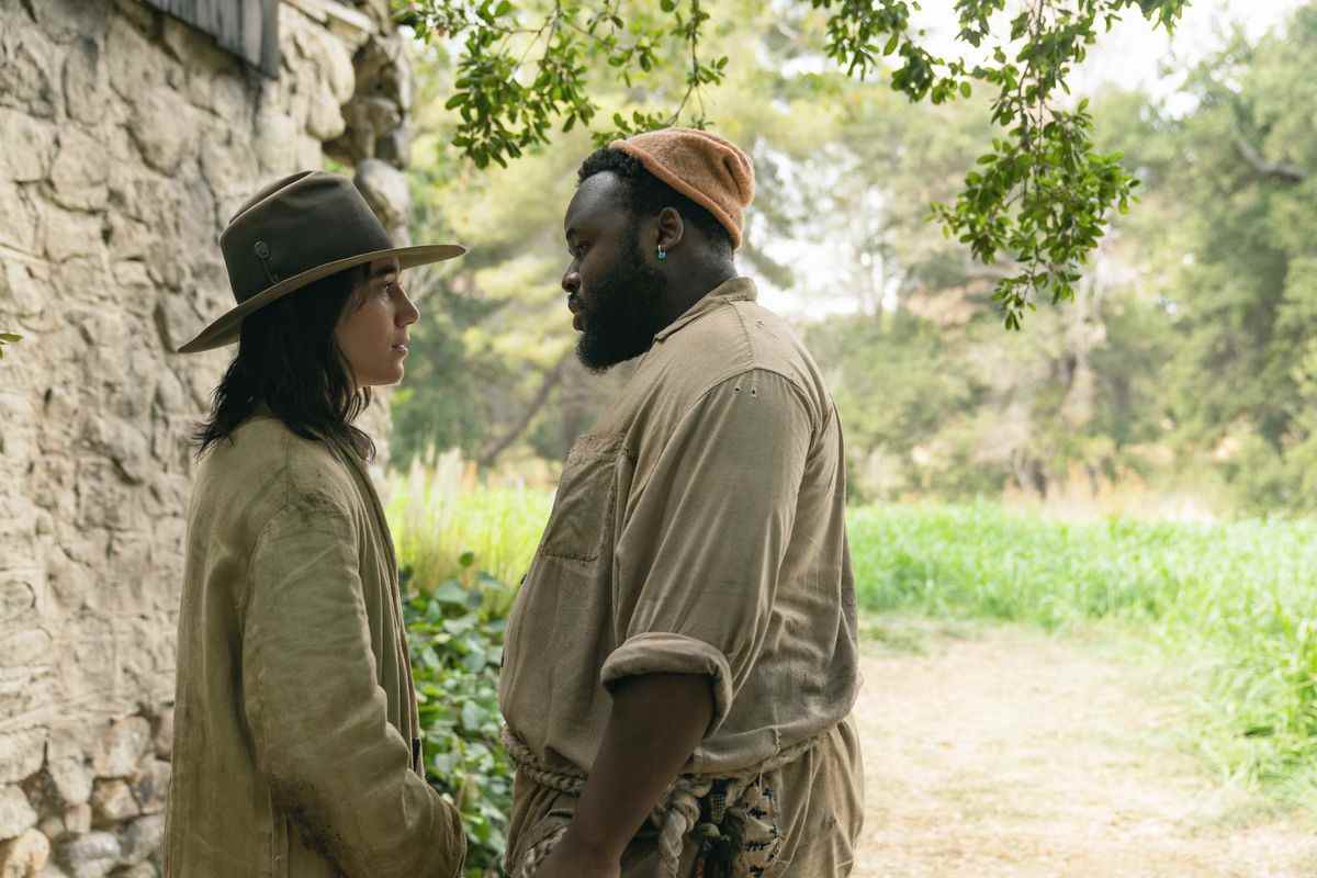 Vico Ortiz et Samson Kayo debout et se regardant dans les yeux dans une cour