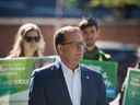 Le chef du Parti vert de l'Ontario, Mike Schreiner, assiste à une conférence de presse à Bloor-Bedford Parkette à Toronto dans le cadre de sa tournée électorale, le mardi 17 mai 2022.