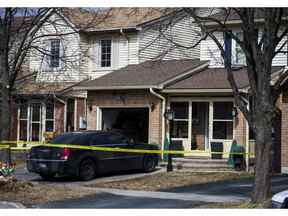 La police régionale de Durham sécurise une scène de crime à la suite du triple homicide d'une mère et de ses deux enfants sur Hilling Dr. - au sud de Bayly St. W. et Westney Rd.  S. – à Ajax le jeudi 15 mars 2018.