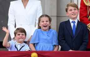 Le prince Louis (à gauche), la princesse Charlotte et le prince George réagissent en regardant un défilé aérien spécial depuis le balcon du palais de Buckingham à Londres le 2 juin 2022. (Photo de DANIEL LEAL/AFP via Getty Images)